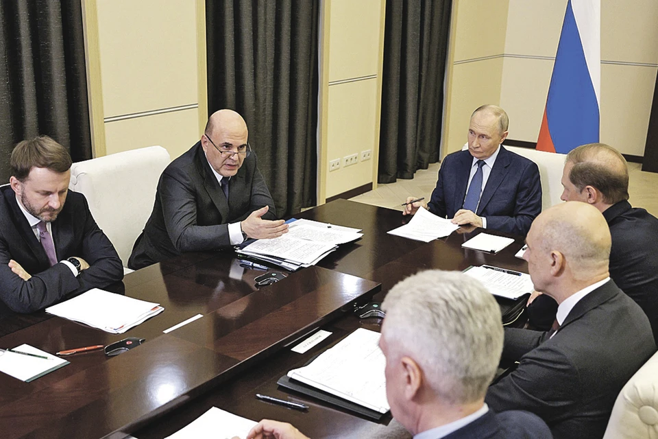 Владимир Путин аргументы участников совещания, в том числе премьера Михаила Мишустина, слушал, не перебивая. Фото: Пресс-служба Президента РФ