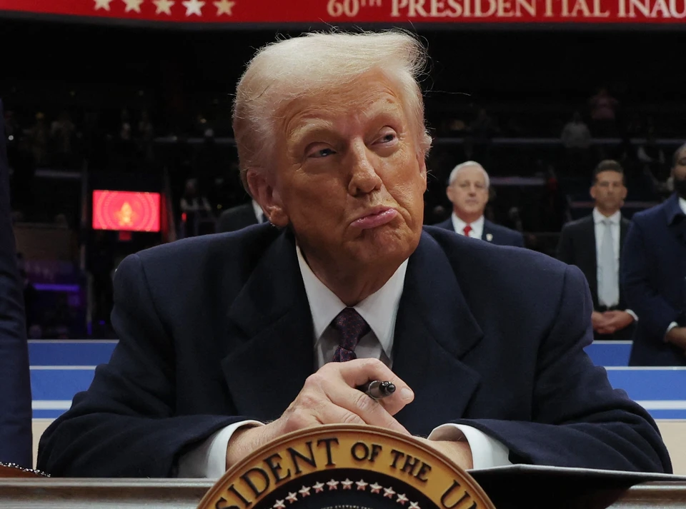 Трамп оконфузился, поднимаясь на борт президентского самолета.
