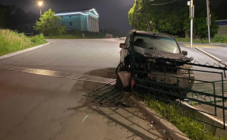 Девочка не справилась с управлением и врезалась в ворота и забор. Фото: полиция Приморья