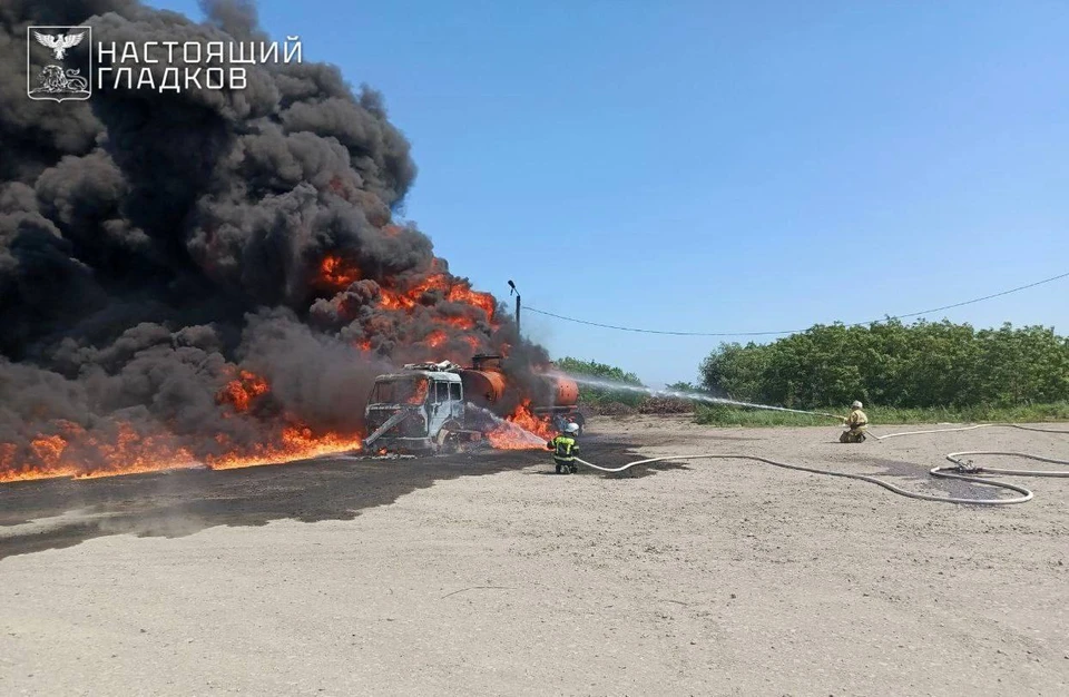 После атаки дрона ВСУ в Белгородской области загорелся грузовик с цистерной
