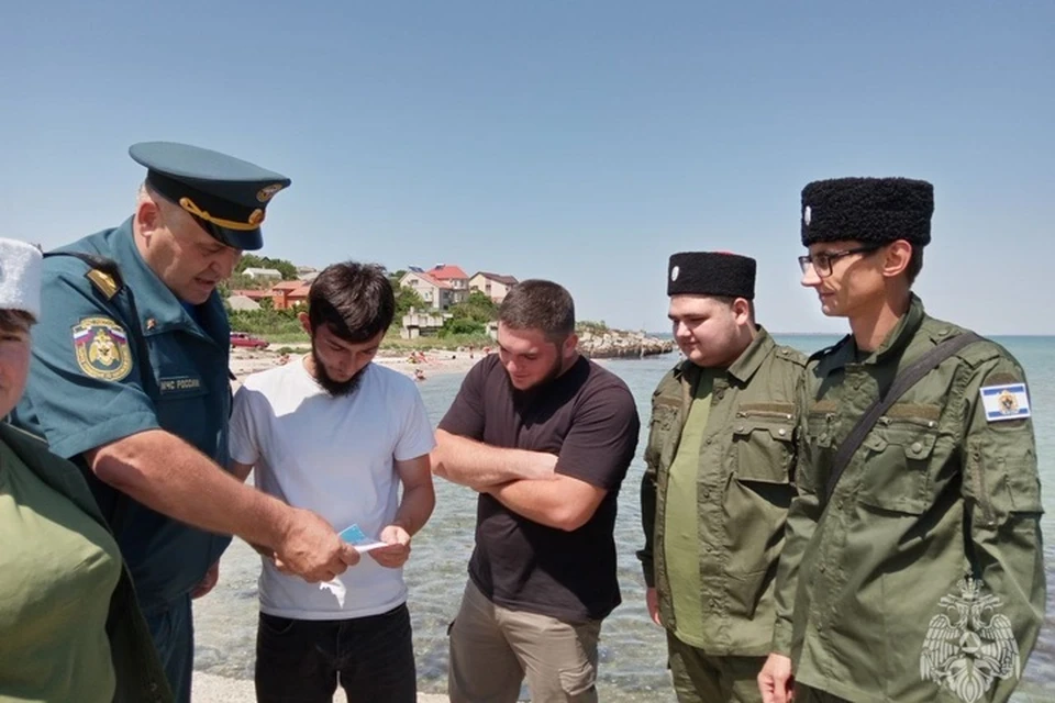 Казаки вместе с сотрудниками МЧС патрулируют пляжи Геническа. Фото: ГУ МЧС России по Херсонской области