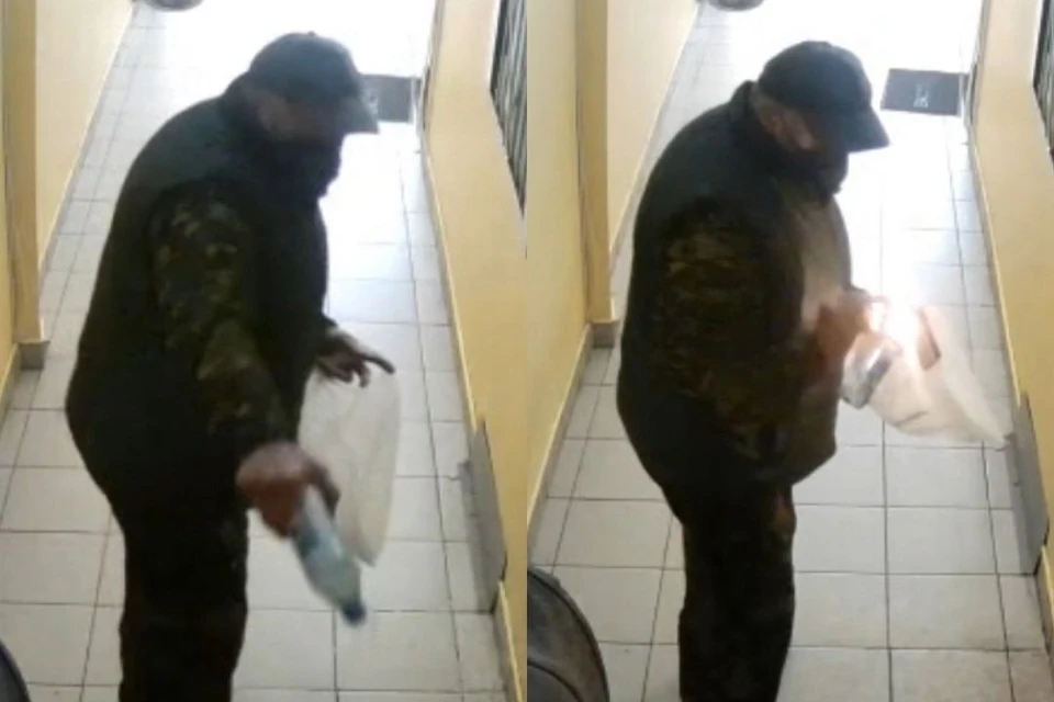 Мужчина вылил жидкость и поджег дверь. Фото: скриншот из видео