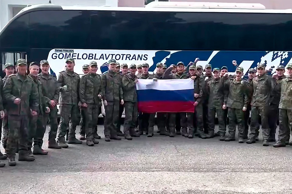 Видео возвращения первой группы бойцов до 25 лет показало Минобороны РФ