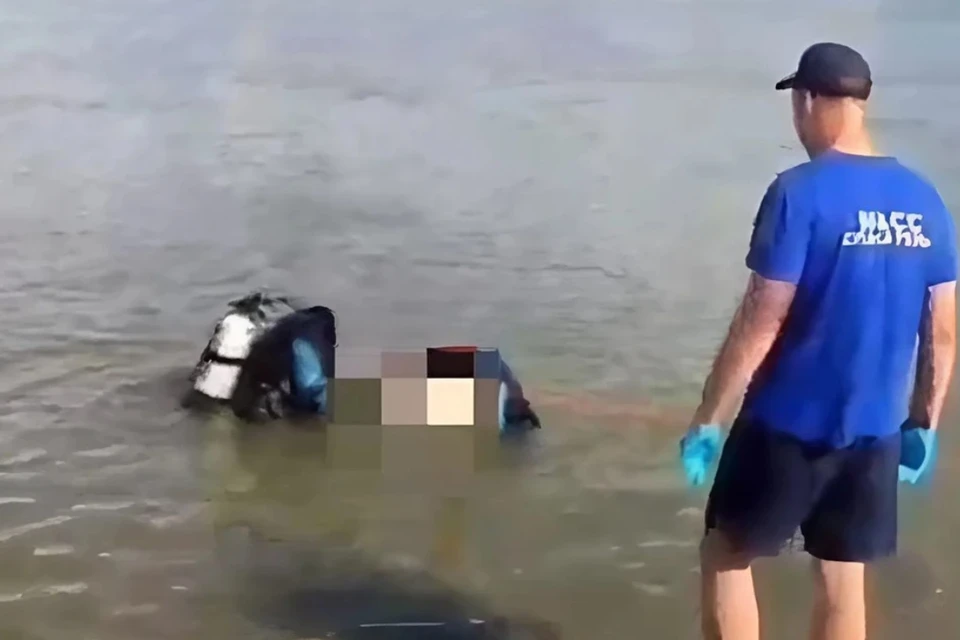 Подростка пытались спасти очевидцы, но он ушел под воду. Фото: Спасатели МАСС