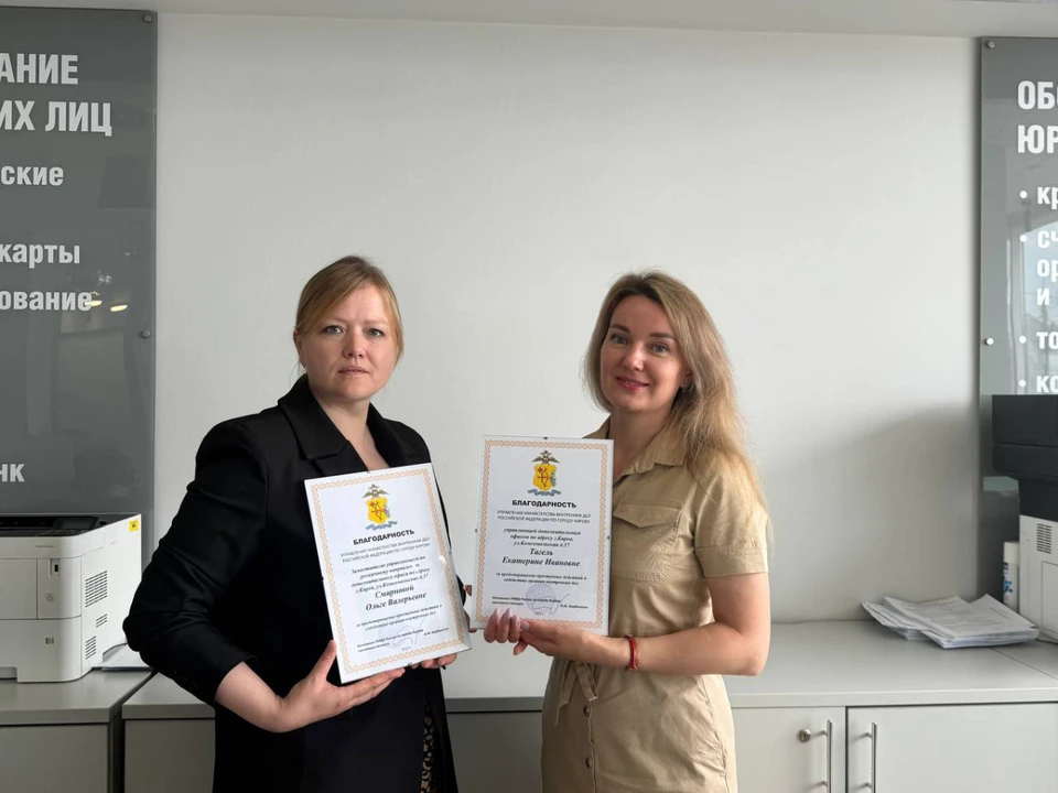 Ольга Смирнова и управляющая Екатерина Тагель провели с клиентом беседу, разъяснив ему возможные риски и предложив заполнить анкету о подозрении на мошенничество. Фото: пресс-служба МВД по Кировской области