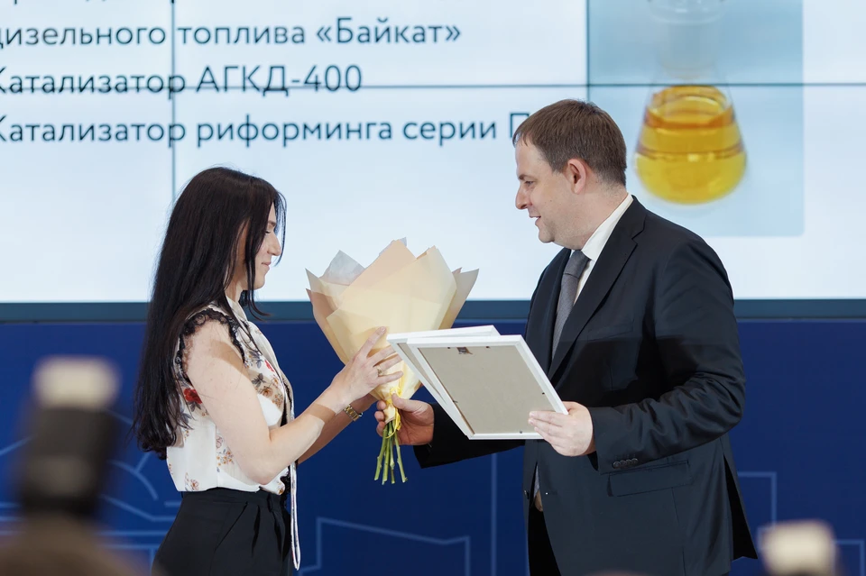 И.А.Куликов вручает диплом представителю Ангарского завода катализаторов и органического синтеза Е.М. Корелиной. Фото: ФБУ «Иркутский ЦСМ»