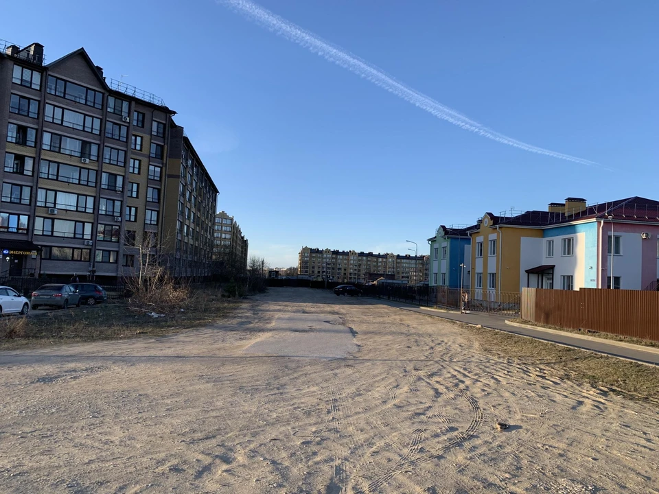 Вместо благоустроенного пространства сейчас в Коммунаре пустырь. Фото с сайта голосования.