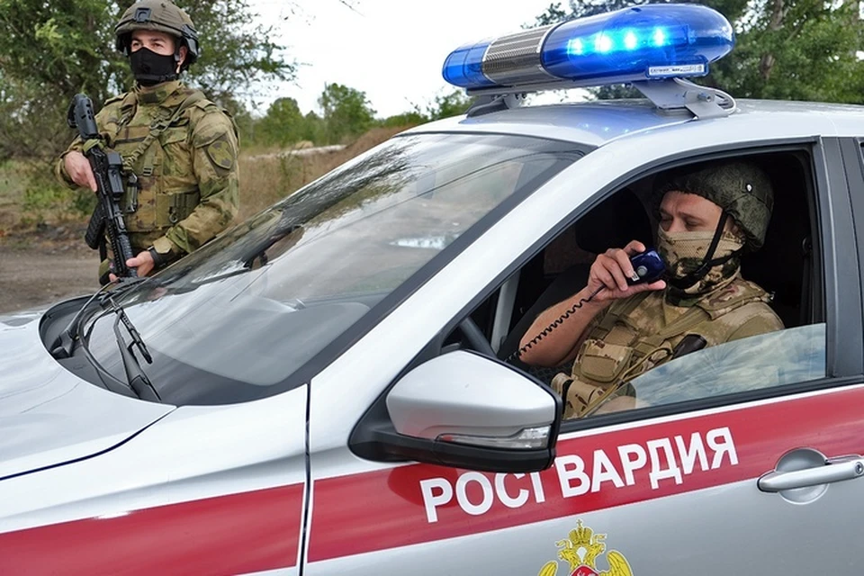 Росгвардейцы в Мелитополе оказали первую помощь травмированной при несчастном случае девушке. Фото: управление Росгвардии по Запорожской области