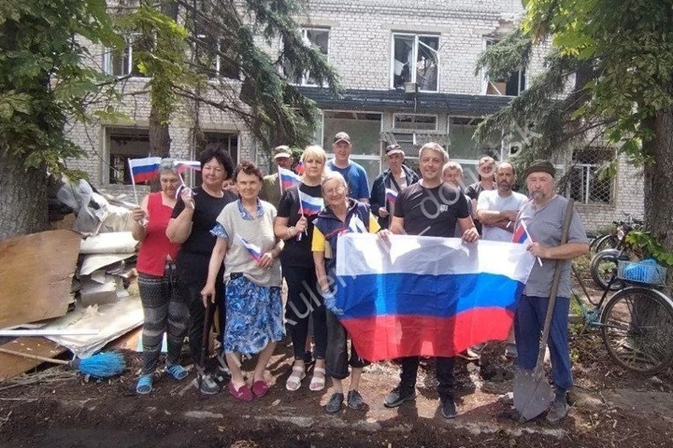 В освобожденной Красногоровке провели субботник ко Дню России. Фото: ТГ/Кулемзин