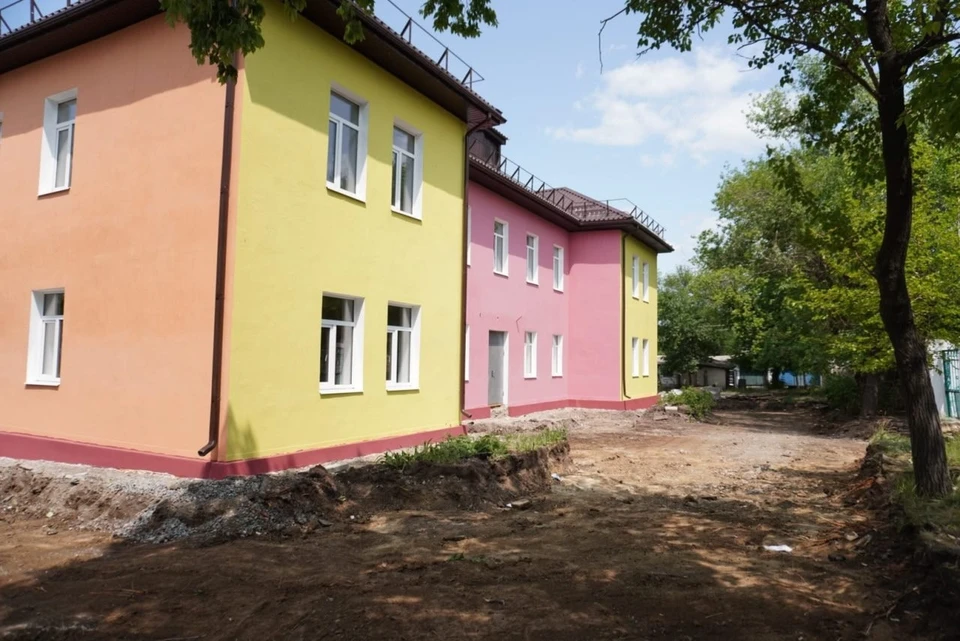 Рабочие завершили работы по утеплению и покраске цоколя, а также приступили к благоустройству территории. Фото: Администрация Шахтерского округа