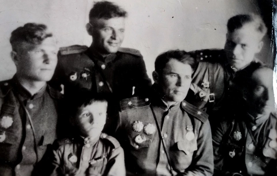 1942 год, на фронте, командиры и "сын полка" Юра. Фото - архив Николая Филиппова.
