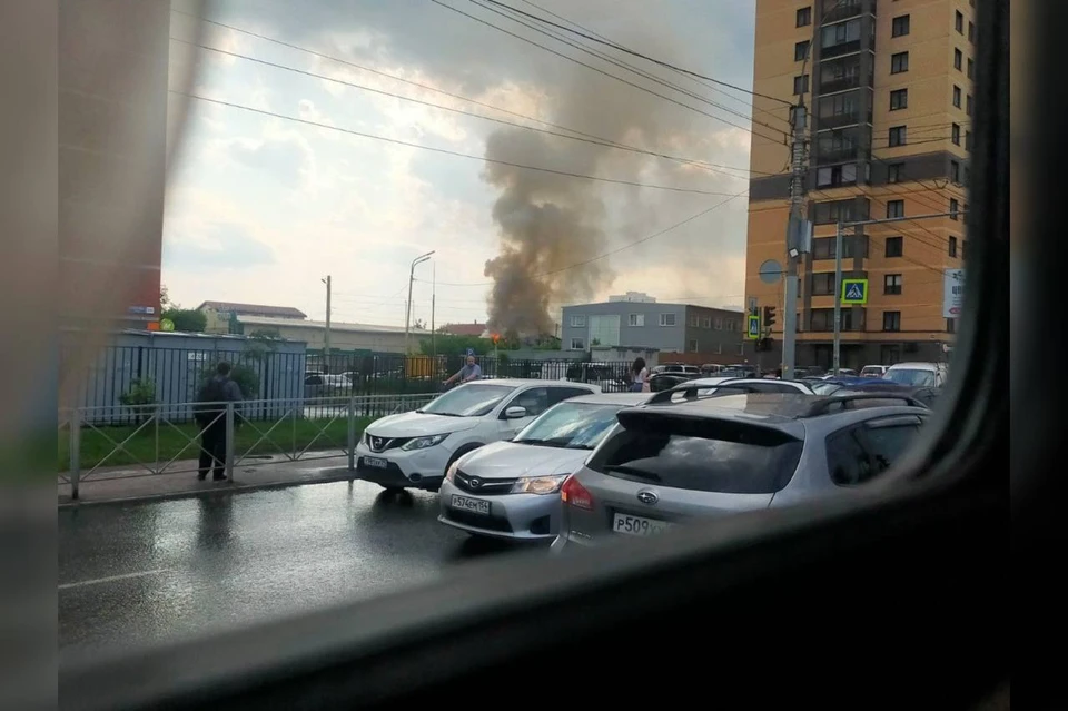 В Новосибирске на улице Дунайская загорелось 2-этажное строение