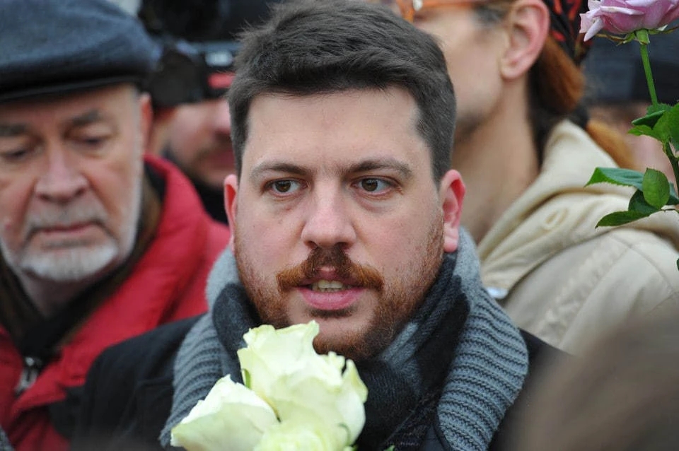 Суд заочно приговорил Леонида Волкова* к 18 годам лишения свободы.