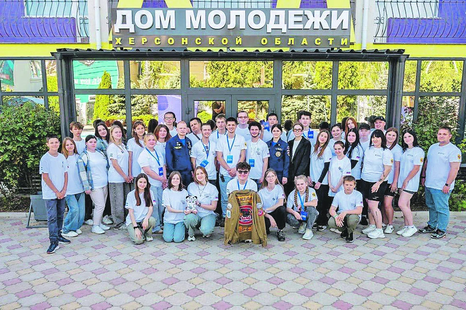 На торжестве собрались юные активисты, преподаватели и почетные гости.
