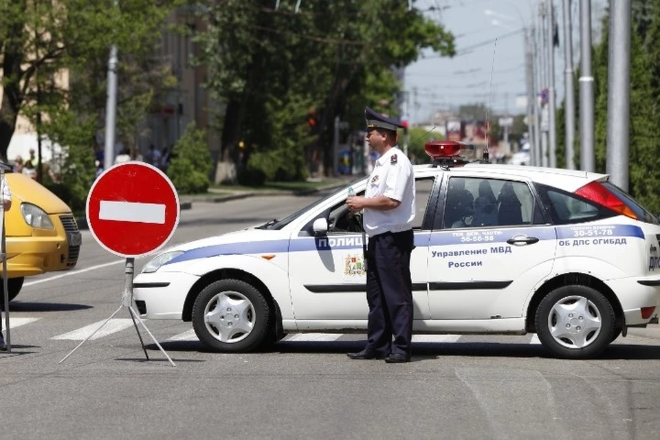 Это связано с работами по устройству основания перекрестка по двум полосам