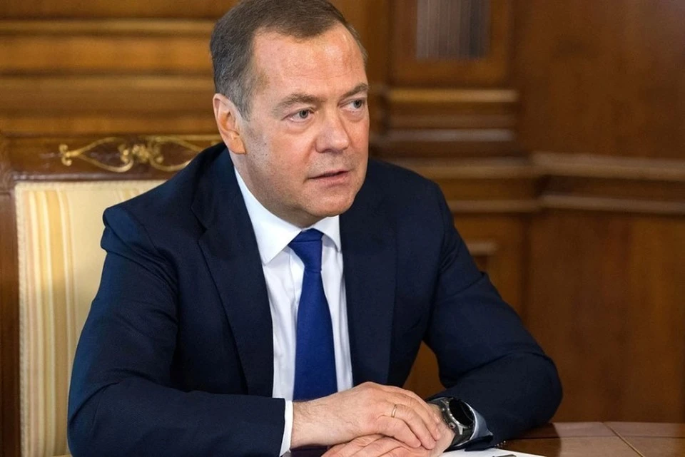 Дмитрий Медведев поздравил россиян с Днем России