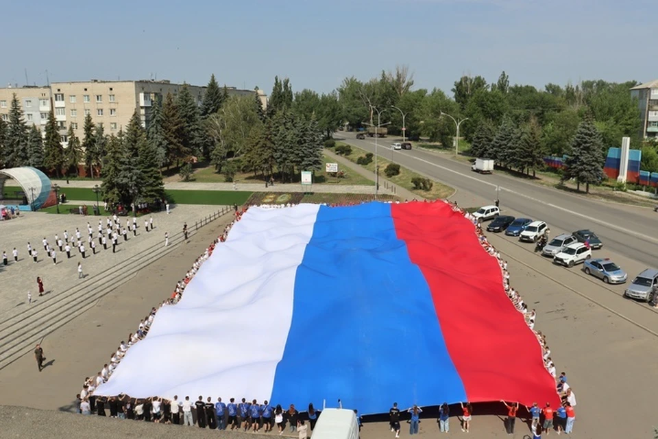 Самый большой флаг России развернули в Антраците