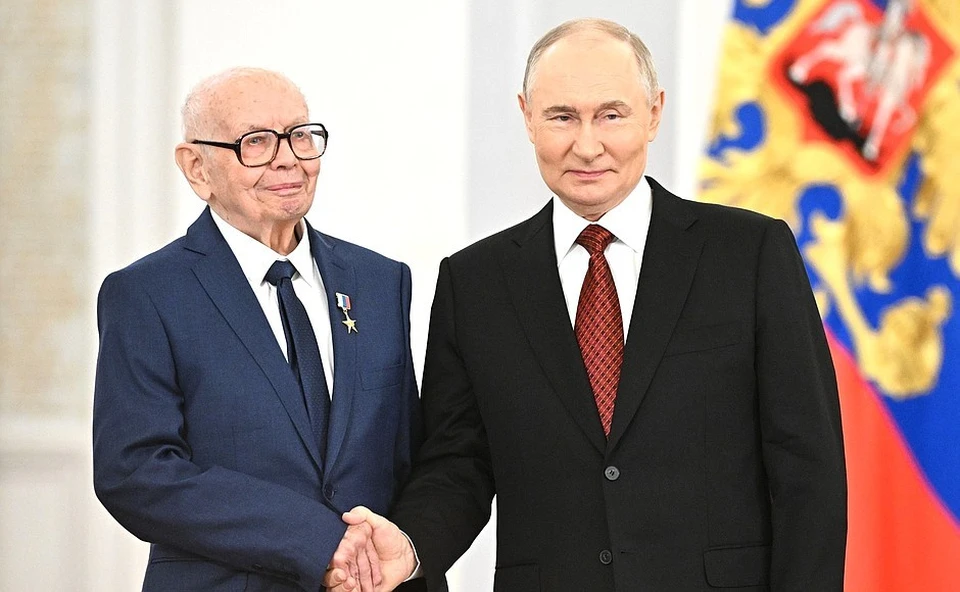 Юрий Диков и Владимир Путин на церемонии в Кремле. Фото: Сергей Бобылёв, РИА «Новости». Источник: kremlin.ru