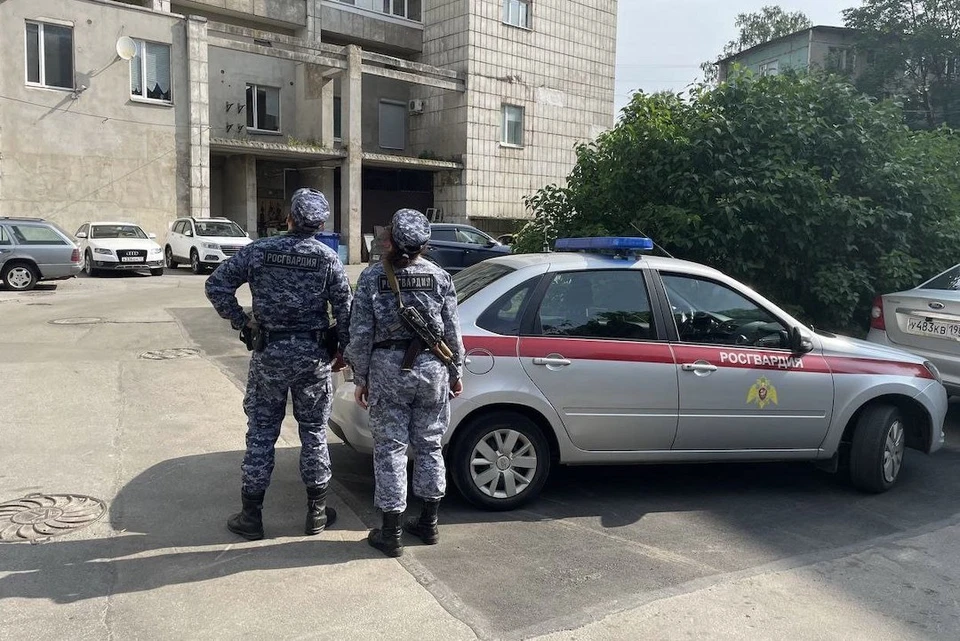 Сотрудникам вневедомственной охраны удалось спасти молодую девушку. Фото: пресс-служба Росгвардии Петербурга