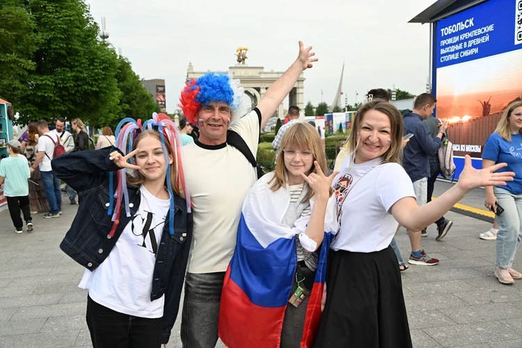 Большой «Воздушный шар» и космические экскурсии: как Москва отметила День России