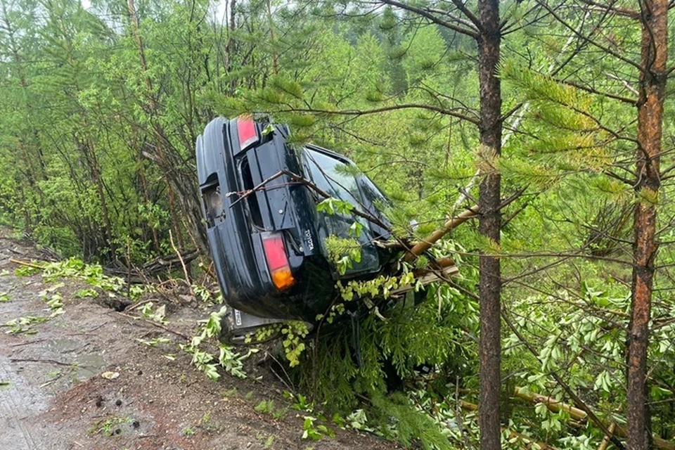 Автомобиль вылетел с дороги из-за превышения скорости. Фото: ГАИ Якутии