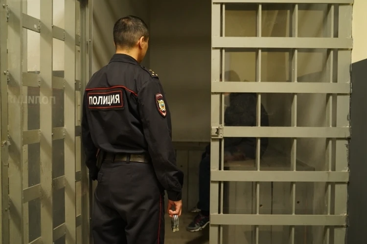 Вернулся домой за опасным предметом: пьяный мужчина устроил скандал во дворе дома