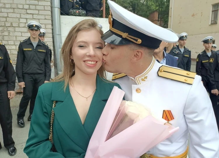 Она сказала «Да!»: во Владивостоке молодой лейтенант сделал предложение своей девушке на церемонии выпуска курсантов ТОВВМУ