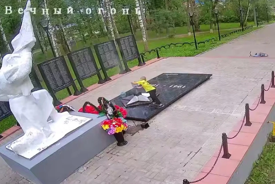 Историей с залитым водой Вечным огнем заинтересовались в СКР. Фото: телеграм-канал Ростов Великий подслушано.