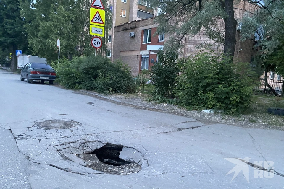 Между школой и СК в центре Рязани провалился асфальт.