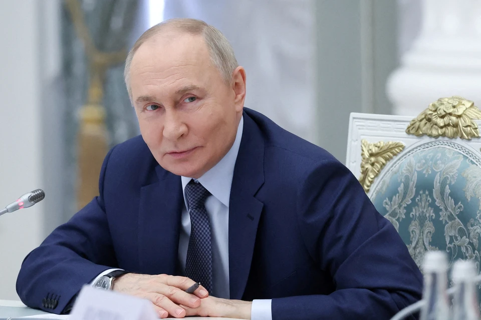 Путин рассказал, что не стал носить очки