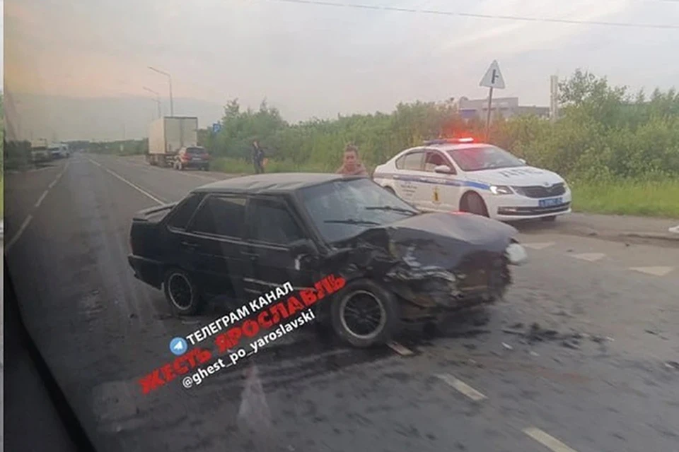 В ДТП пострадали два человека. Фото: телеграм-канал Жесть Ярославль.