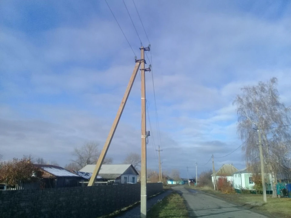 Примерно в 19:45 15 июня «Москвич 2141», за рулем которого находился 27-летний водитель, врезался в опору ЛЭП.