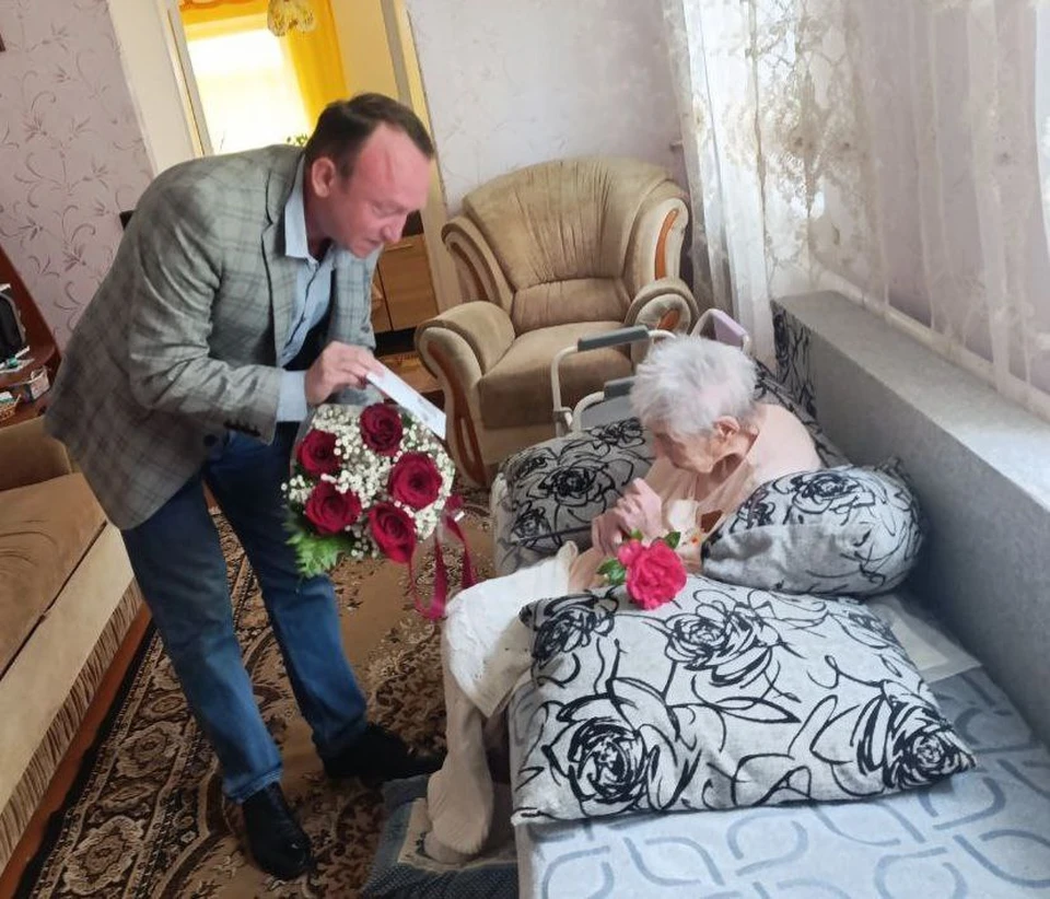 В Бердянске поздравили долгожительницу. Фото - тг-канал администрации Бердянска