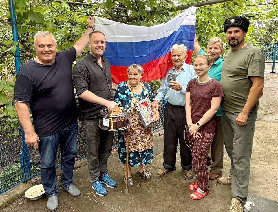 Ветерана поздравили с днем рождения и вручили подарки. Фото - тг-канал администрации Токмакского округа