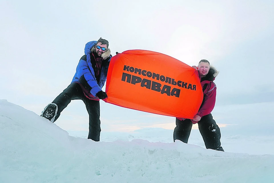 Флаг «КП» на одноименном архипелаге. Слева - руководитель Большой Арктической экспедиции - 2022 Матвей Шпаро. Справа - автор этих строк.