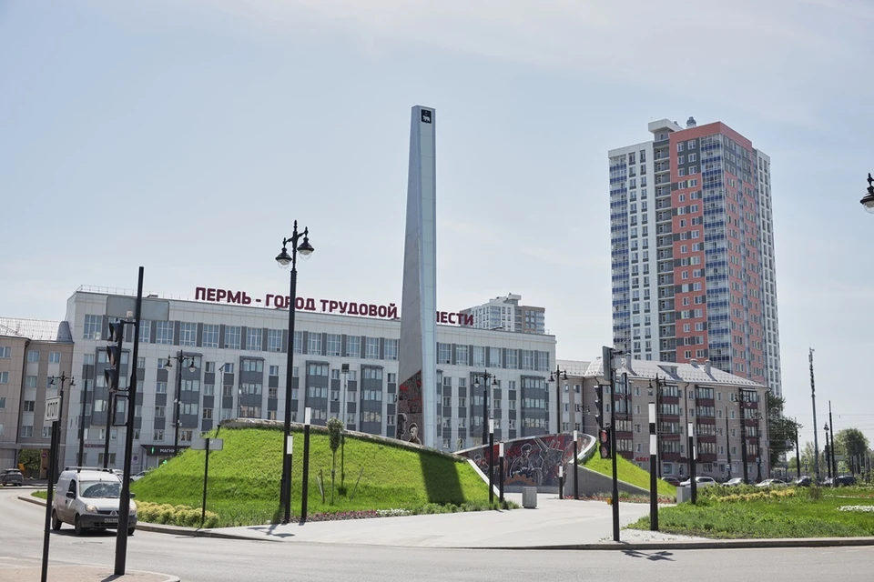 Весной на доме напротив стелы разместили надпись «Пермь - город трудовой доблести».