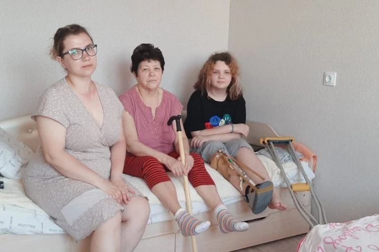 «Помогите, нас расстреляли!»: Как бабушка и внуки эвакуировались во время боевых действий в Мариуполе в Ростовскую область