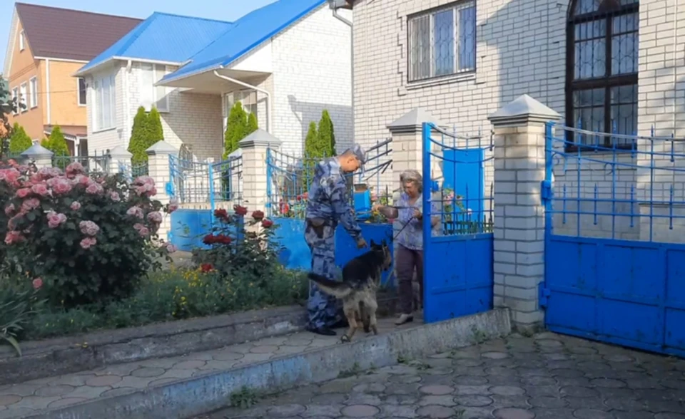 Полицейский нашел собаку и вернул хозяйке Фото: пресс-служба ГУ МВД РФ по Краснодарскому краю