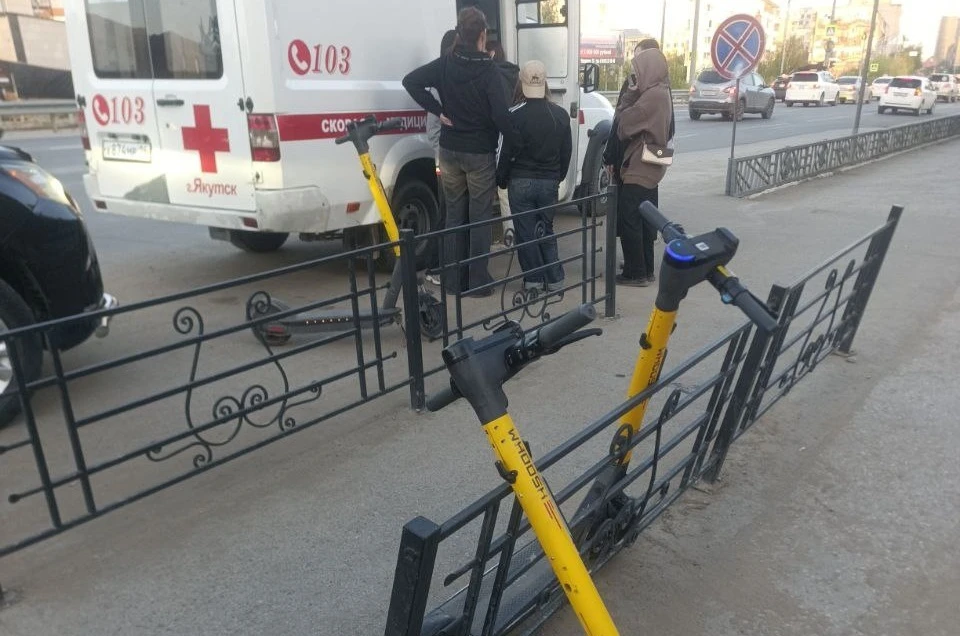 Девочка на самокате влетела в забор на улице Дзержинского в Якутске Фото: предоставлено КП