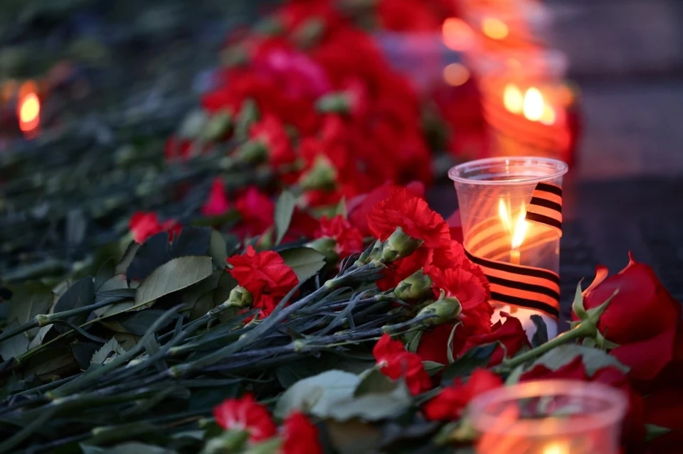 В День памяти и скорби в Белгороде зажгли свечи у Вечного Огня