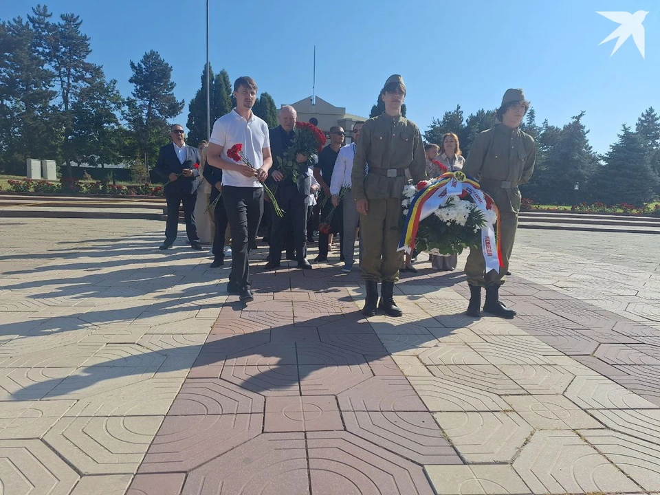 Десятки акций по всей стране, возложение цветов на Мемориале в Кишиневе, - и только представителей ПАС и Санду нигде не видно. Фото: "КП"