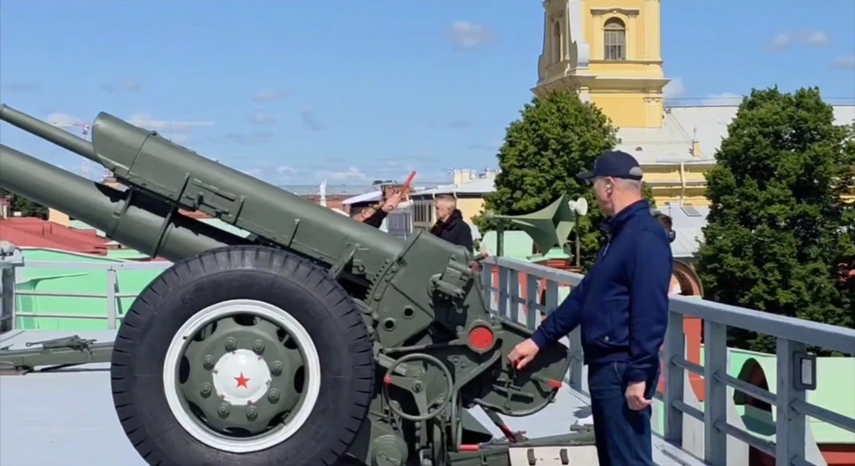 Владимир Сальдо с гордостью сделал полуденный выстрел. ФОТО: Телеграм-канал Владимира Сальдо.