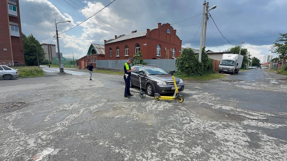 Подросток сломал ногу в ДТП, передвигаясь на самокате. Фото: Госавтоинспекция Екатеринбурга