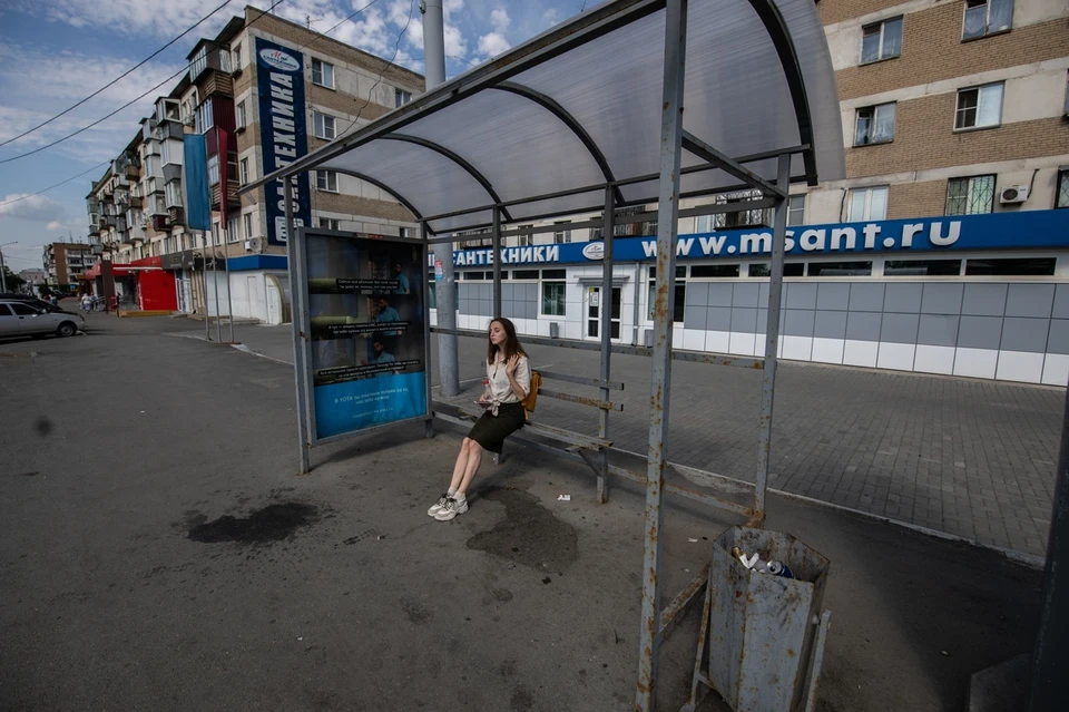 На остановках копится мусор