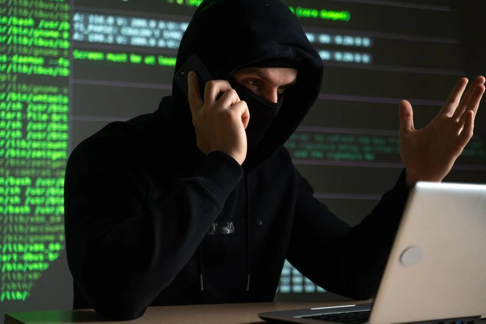 Мошенники настаивают на срочном изменении настроек телефона. Фото:соцсети