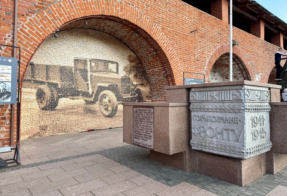Инсталляция состоит из 15 тысяч фотографий горьковчан-фронтовиков и архивных снимков военных лет. Фото: Нижегородский государственный историко-архитектурный музей-заповедник