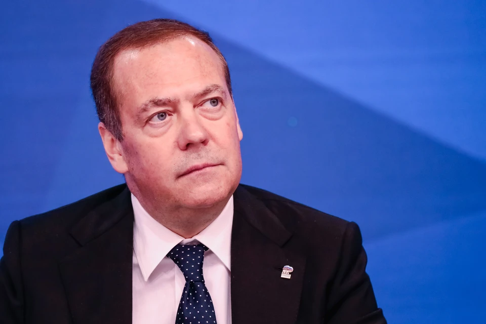 Медведев: Глист Зеленский посетит Британию для нового транша Украине