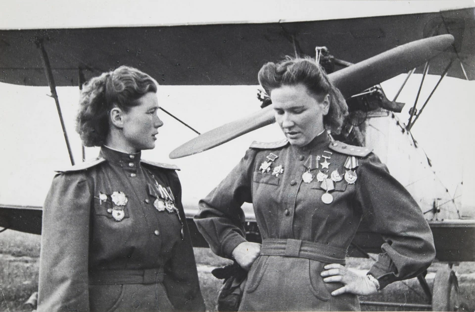 Летчицы — Герои Советского Союза Мария Смирнова и Надежда Попова. 1944 год. Автор фото: Иван Шагин.