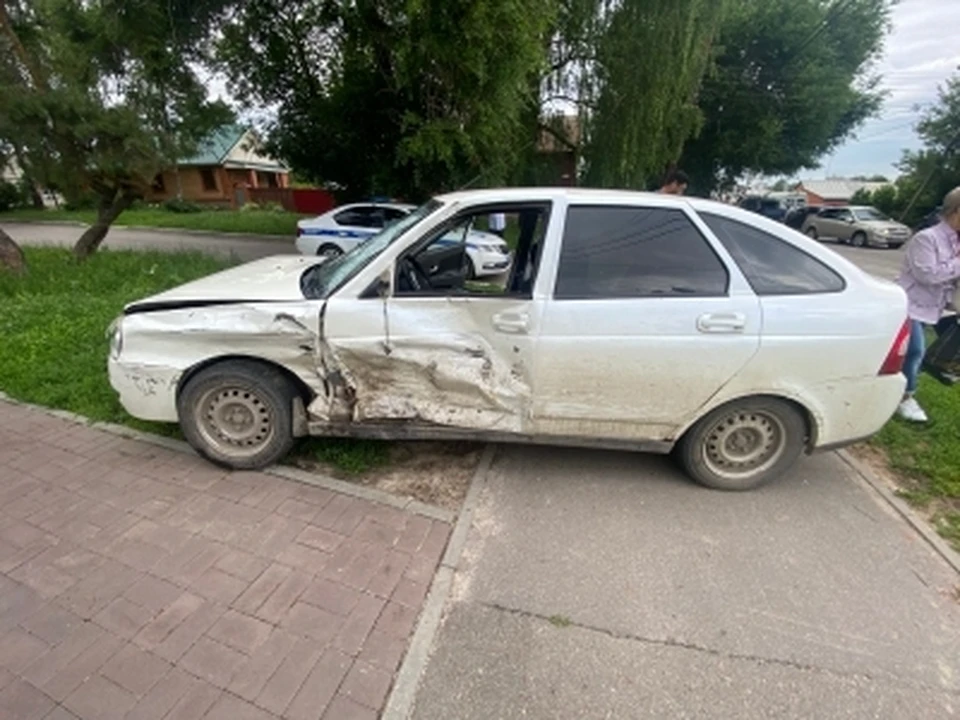 В аварии пострадали водитель и пассажир отечественного авто