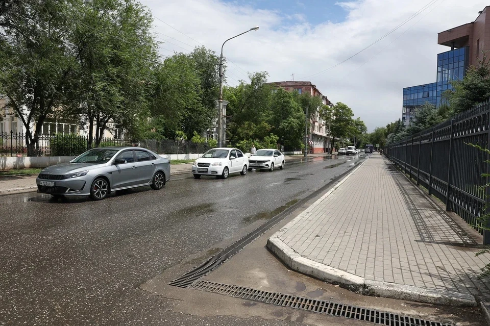 Новая система включает двусторонние водосборные лотки вдоль проезжей части